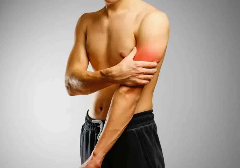 Biceps boli? Odróżnij uraz od przeciążenia – fizjoterapia