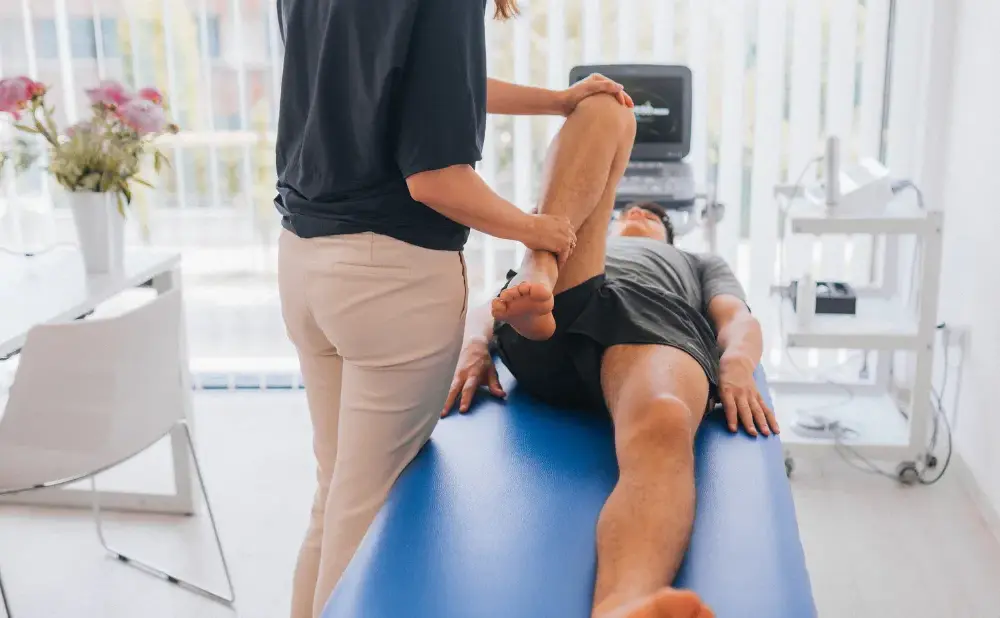 Ile trwa rehabilitacja po operacji biodra? Oczekiwany czas i postępy