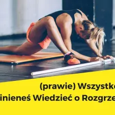 Kobieta wykonuje ćwiczenia na rozgrzewkę, rozciągając nogi na macie.