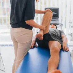 Ile trwa rehabilitacja po operacji biodra? Oczekiwany czas i postępy