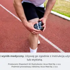 Sportowiec z bólem kolana stosuje okład chłodzący, element krioterapii, na bieżni lekkoatletycznej.