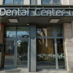Eleganckie wejście do gabinetu stomatologicznego "Dental Center" w Szczecinie.