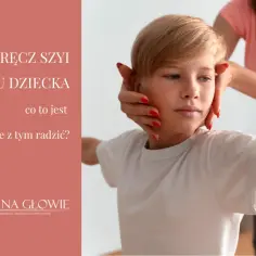 Dłoń delikatnie koryguje ułożenie głowy chłopca, sugerując pomoc przy kręczu szyi u dziecka.