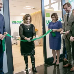 Otwarcie centrum medycznego Luxmed w Krakowie - przecięcie wstęgi.