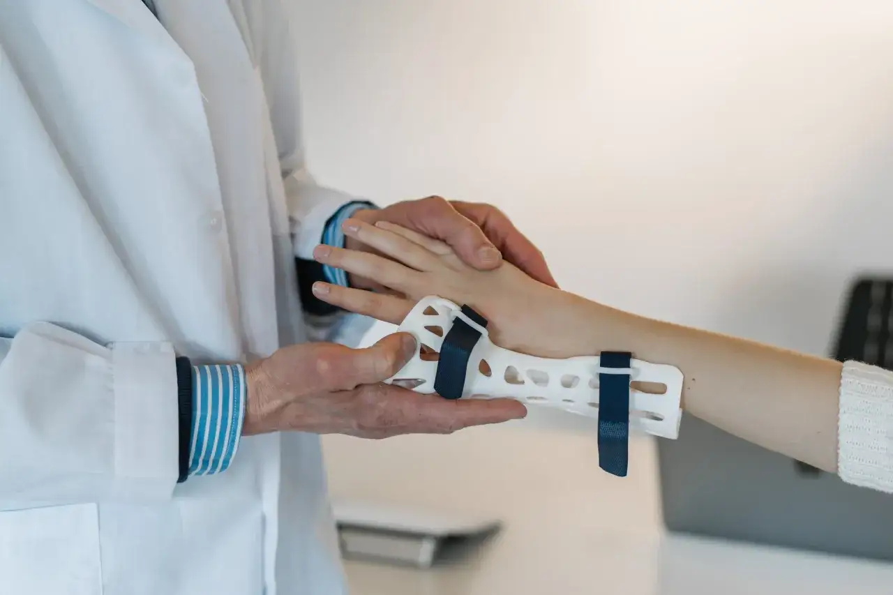 Zdjęcie Ile trwa rehabilitacja po złamaniu nadgarstka? Kluczowe informacje i porady