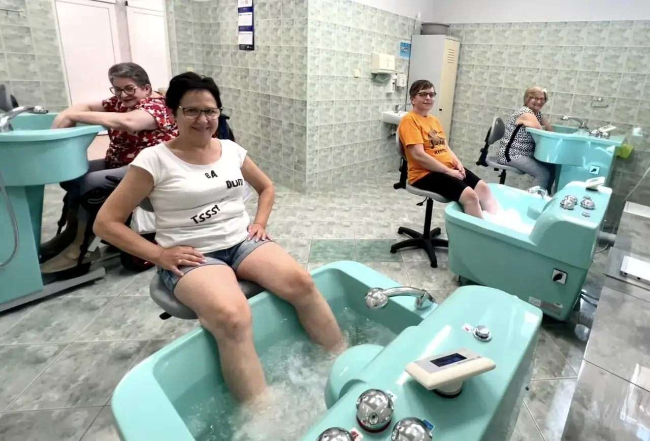 Kobiety korzystają z zabiegów hydroterapii w łazienkach zabiegowych.