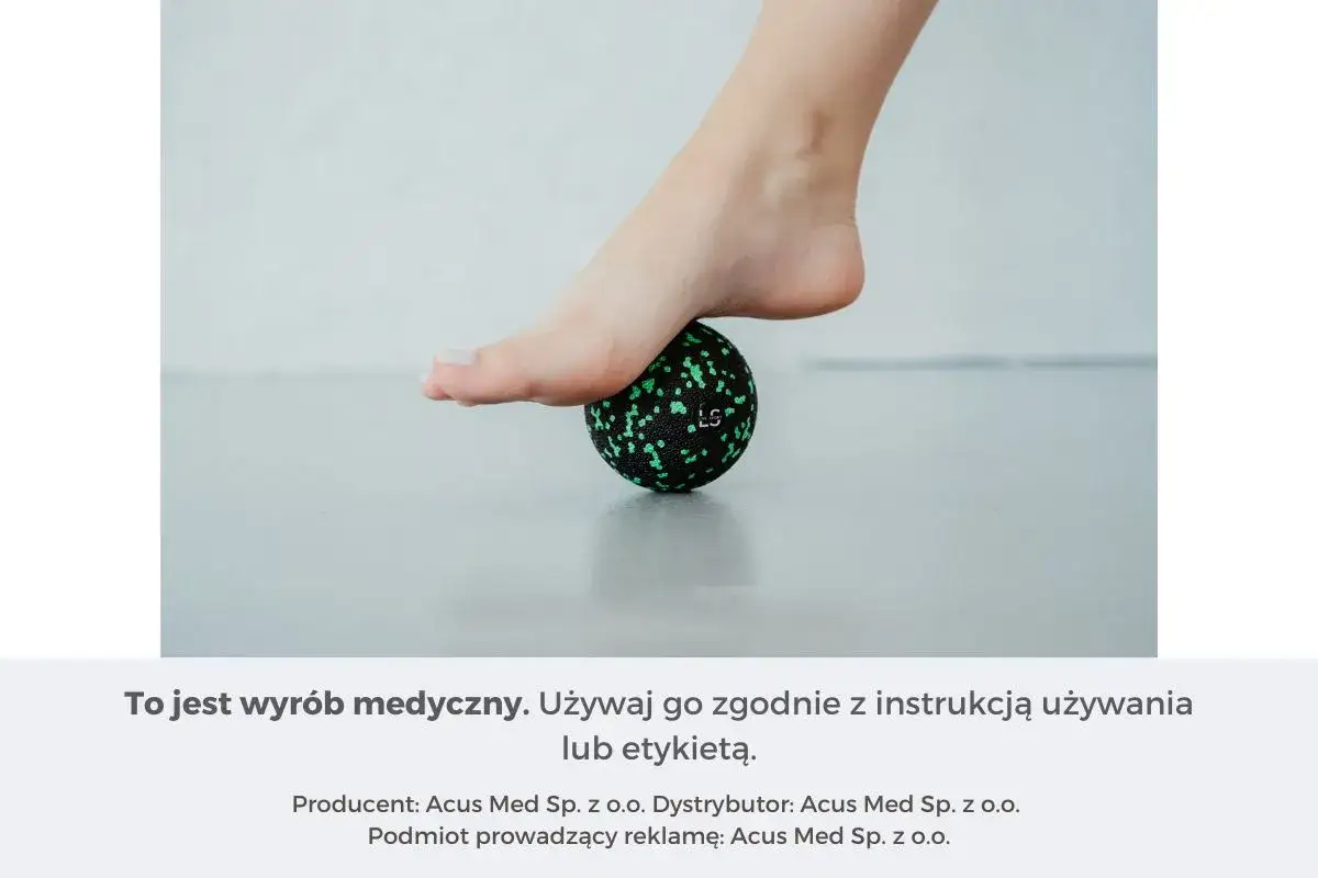 Stopa masowana piłeczką - domowe sposoby na ból pięty.