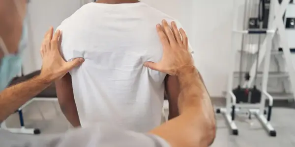 Ból pleców u góry - Przyczyny, ćwiczenia i kiedy do lekarza