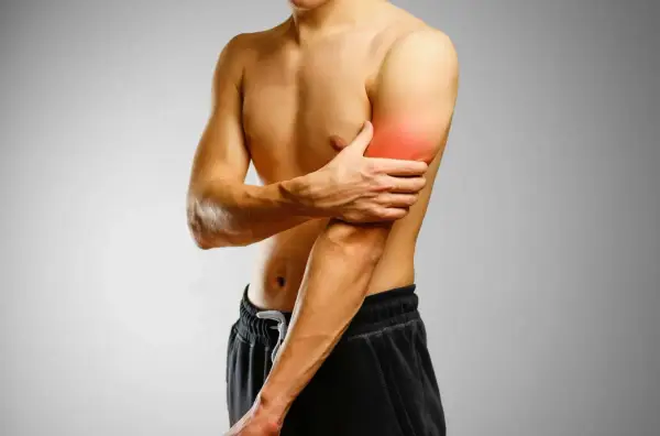 Biceps boli? Odróżnij uraz od przeciążenia – fizjoterapia