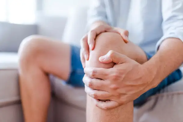Ból po wewnętrznej stronie kolana - Przyczyny, leczenie, kiedy do lekarza