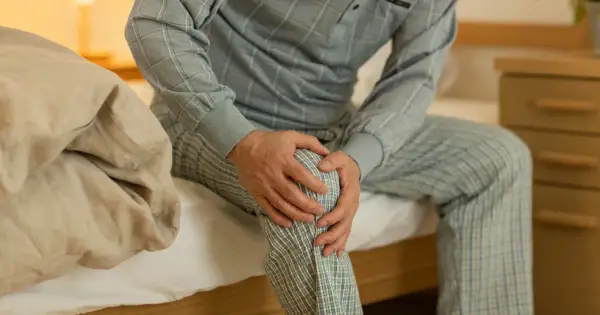 Ból kolana w nocy - dlaczego budzi i jak sobie pomóc?